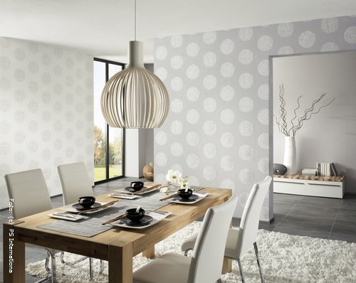 Cool: Die Esszimmergestaltung in hellen Grau-und-Beige-Tönen passt harmonisch zum Naturholztisch.